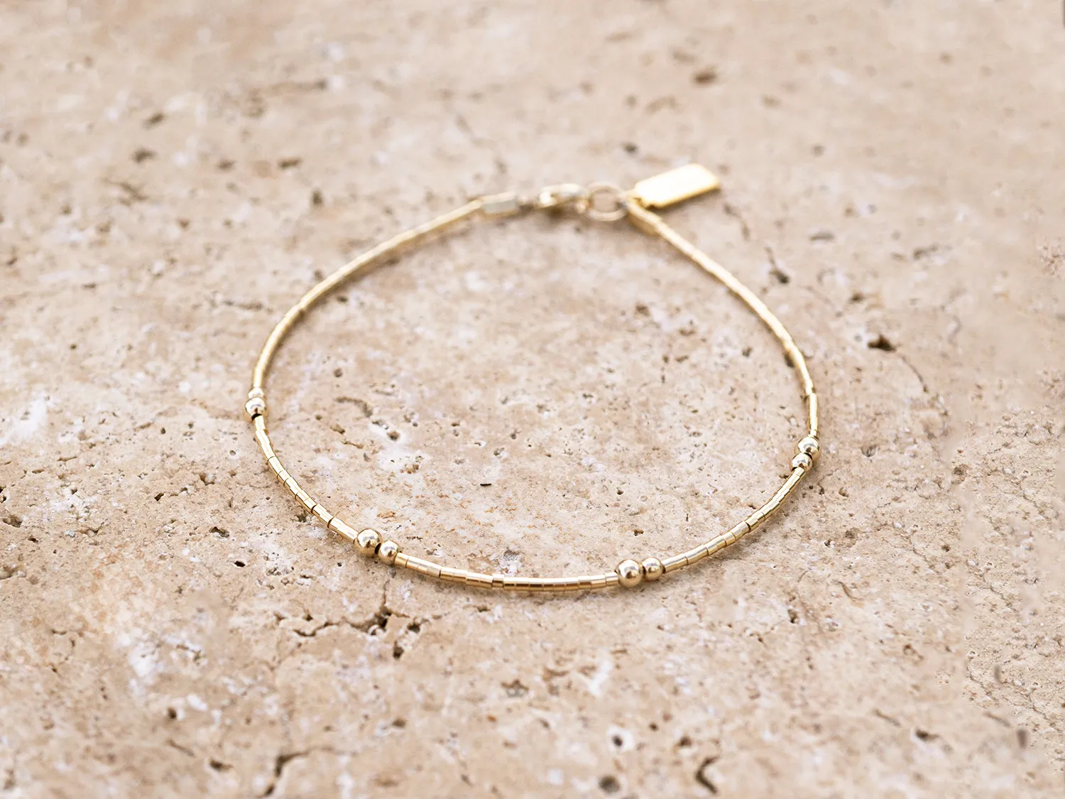 Handgemachtes Armband aus Gold gefüllten Perlen