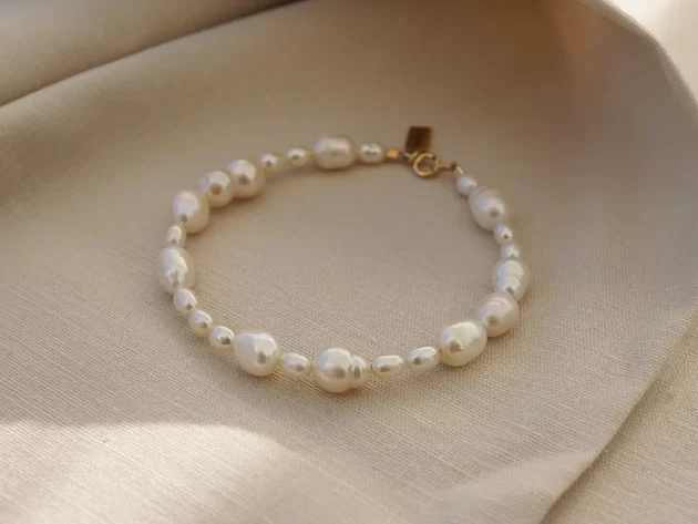 Das Perlen Armband Chia wird mit echten Süßwasserperlen von Hand gefädelt.