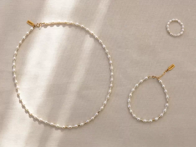 Schmuckset Alghero bestehend aus einer Perlen Halskette, einem Perlenarmband und einem Perlenring