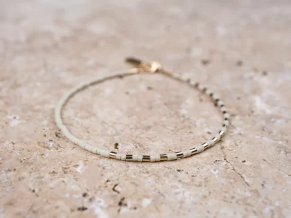 Armband Uliv von OH ERIKA aus Glasperlen und 14 Karat Gold gefüllten Perlen